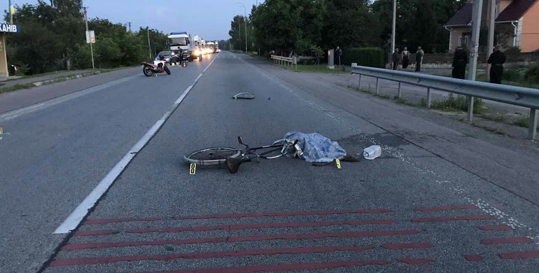 Велосипедист з Рівненщини несподівано почав змінювати напрям руху і його збив мотоцикліст